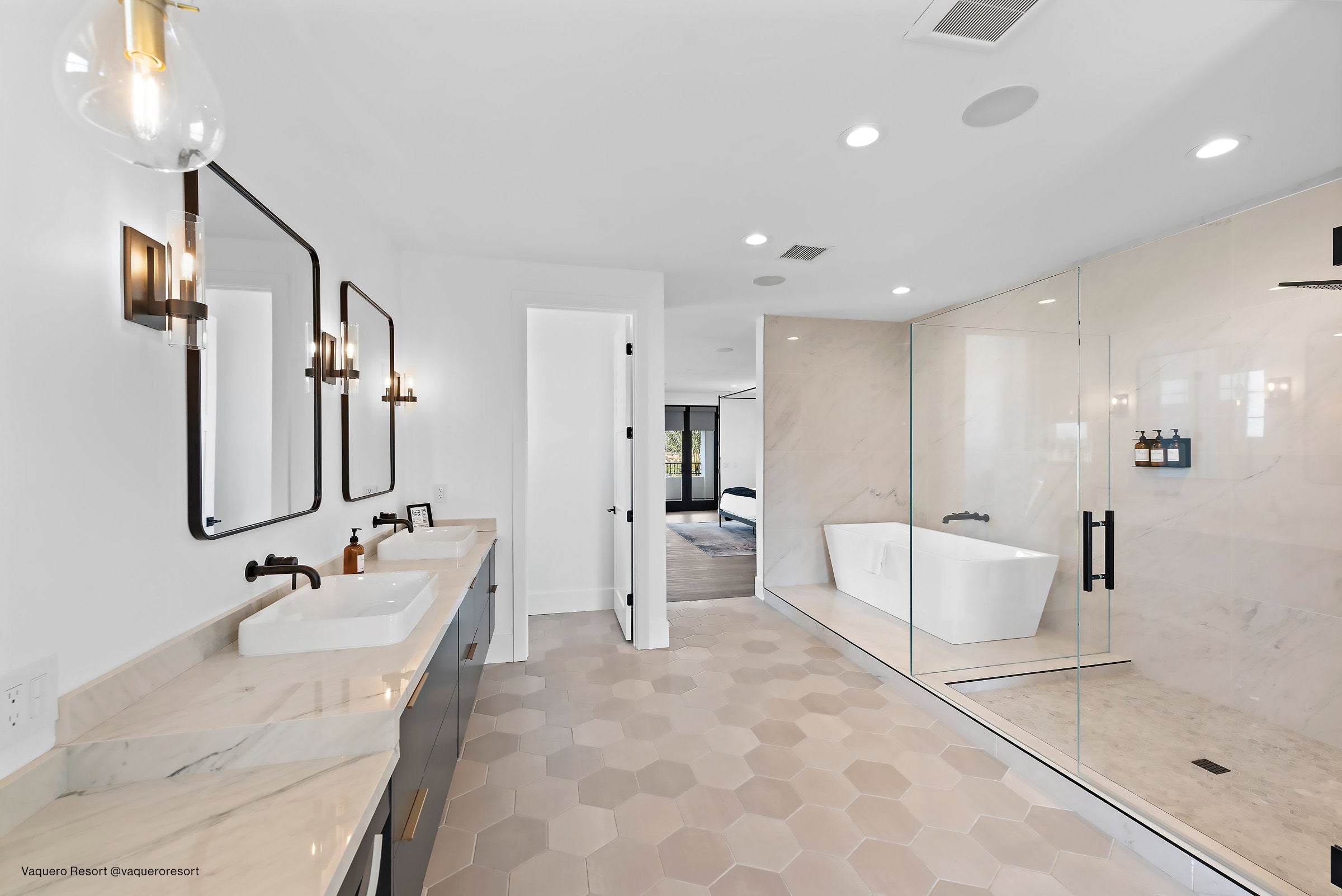 Bedrosians Magnifica The Thirties 30" x 30" - 8mm Polished Porcelain Tile in Luxe White | Item Code DOLMAGLUX3030-8P