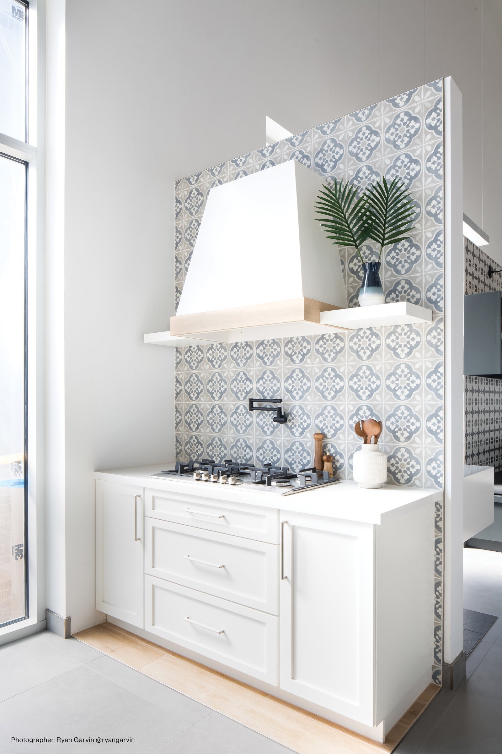 Bedrosians Magnifica The Thirties 30" x 30" - 8mm Honed Porcelain Tile in Cementi | Item Code DOLMAGCEM3030-8H